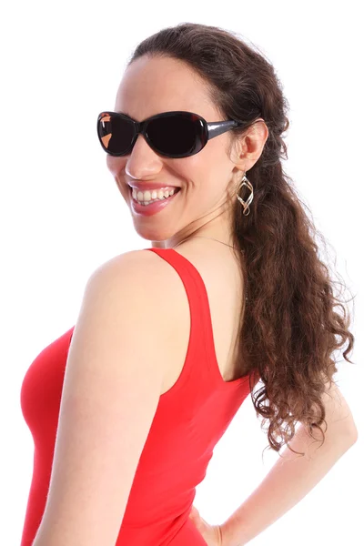 Bonita feliz sorrindo jovem mulher em óculos de sol — Fotografia de Stock