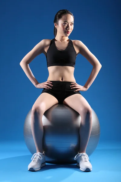 Sexy junge asiatische Frau in Balance Ball Übung — Stockfoto