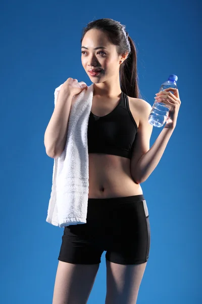 Menina asiática bonita feliz após o treino de fitness — Fotografia de Stock