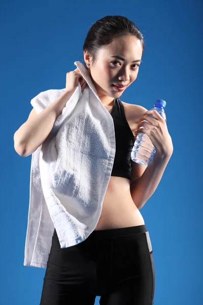 Çinli Asyalı kız egzersiz egzersiz yaptıktan sonra gülümseyerek — Stok fotoğraf