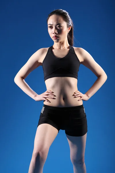 Menina chinesa bonita aquecer exercício de fitness — Fotografia de Stock