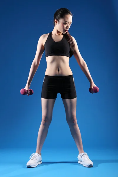 Piękna szczupła dziewczyna Azji za pomocą wagi ćwiczenia — Zdjęcie stockowe