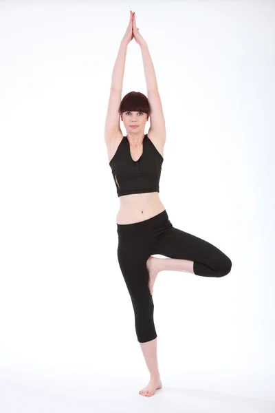 Mulher ajuste bonito em Yoga Árvore Pose Vrksasana — Fotografia de Stock