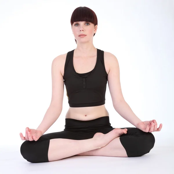 Yoga lotus utgör padmasana av vältränad ung kvinna — Stockfoto