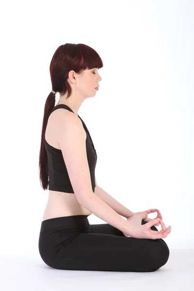 Yoga lótus pose padmasana saudável menina fitness — Fotografia de Stock