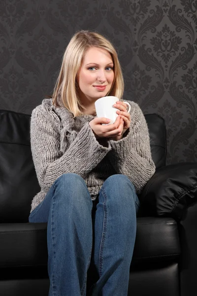 Szczęśliwa młoda kobieta zrelaksowany w domu do picia kawy — Zdjęcie stockowe