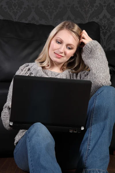 Piękna kobieta w domu przy użyciu komputera przenośnego — Zdjęcie stockowe