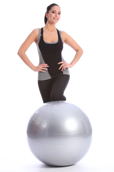 Güzel bir kadın fitness egzersiz topu ile spor salonunda — Stok fotoğraf