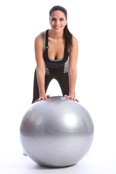 Sağlıklı gülümseyen kadın fitness egzersiz topu ile — Stok fotoğraf