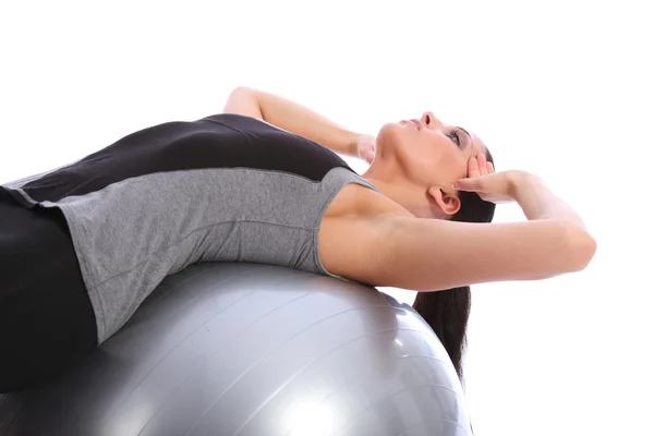 Crunches abdominais por mulher apta na bola de exercício — Fotografia de Stock