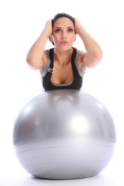 Rug spier stretch door vrouw over fitness bal Stockfoto