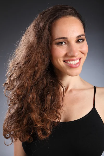 Morena cabelo encaracolado marrom longo de mulher bonita — Fotografia de Stock
