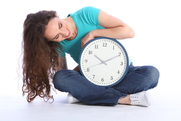 Сядьте расслабляясь для красивой счастливой женщины
