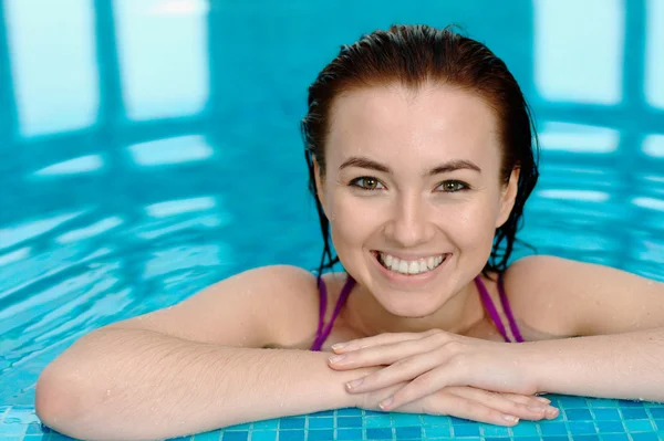 Chica en una piscina — Foto de Stock