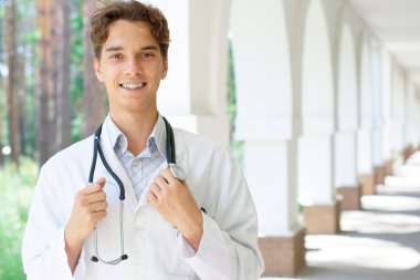 gülümseyen genç doktor