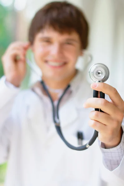 微笑着年轻的医生用听诊器 — 图库照片