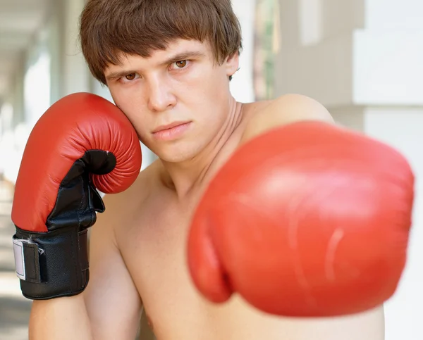 Boxer met rode handschoenen — Stockfoto