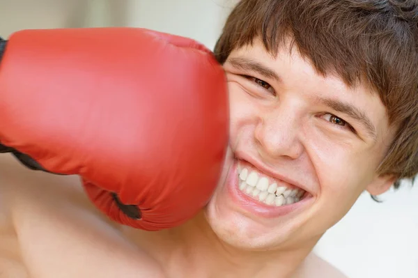 Gülümseyen boksör bir yumruk alır — Stok fotoğraf