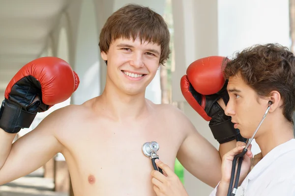Orvos ellenőrzi a boxer — Stock Fotó