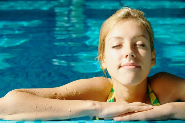 Sunbathing girl at the swimming pool — Stock Photo, Image