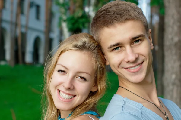Lachende tiener paar in het park — Stockfoto
