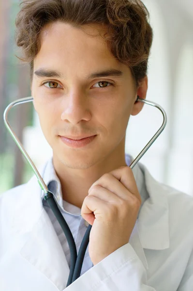 Sonriente joven doctor —  Fotos de Stock