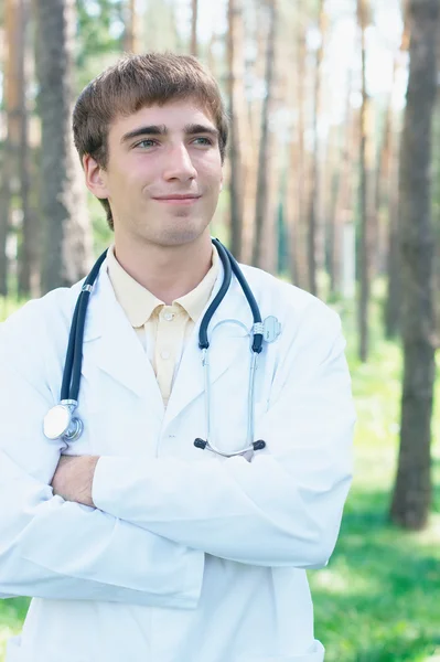 公園で若い医者は笑みを浮かべて — ストック写真
