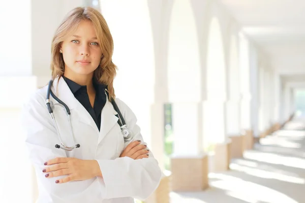 Leende unga kvinnliga läkare — Stockfoto