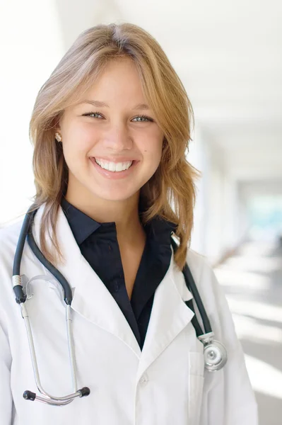 Sorrindo jovem médico feminino — Fotografia de Stock
