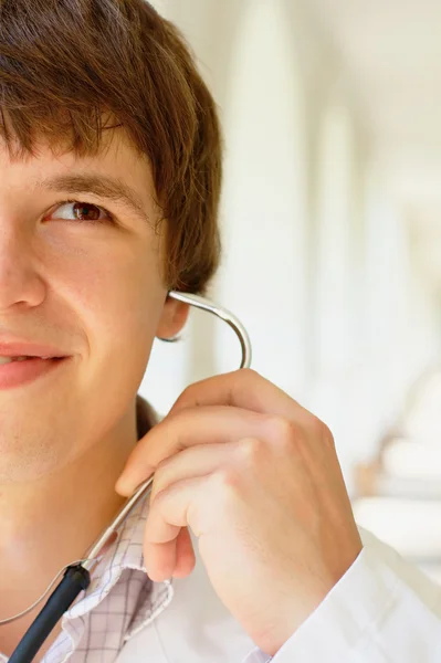 Sonriente joven trabajador —  Fotos de Stock