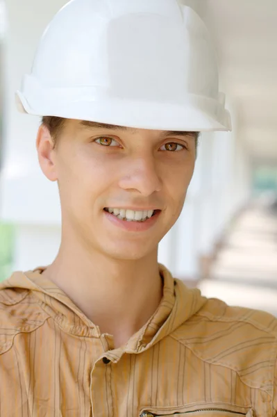 Retrato de un joven trabajador sonriente — Foto de Stock