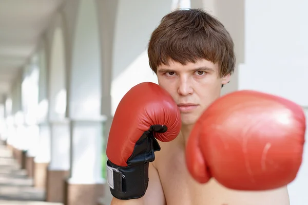 Fiatal bokszoló vörös kesztyűben — Stock Fotó