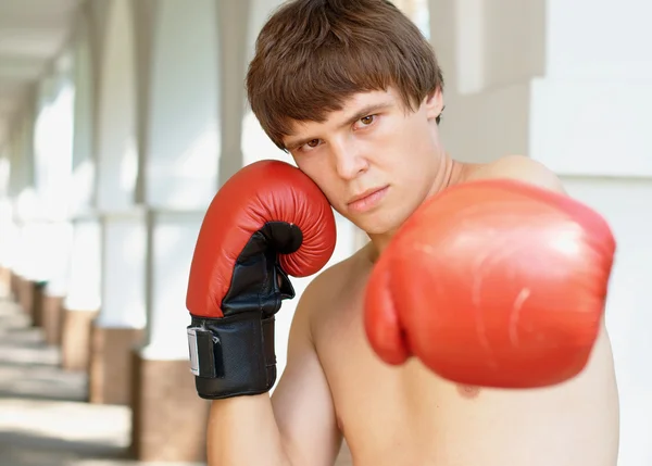 Joven boxeador con guantes rojos — Stockfoto