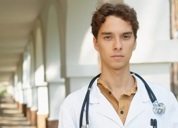 Jovem médico ao ar livre — Fotografia de Stock