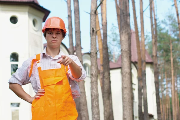 Young worker outdoors pointing at camera — Stock Photo, Image