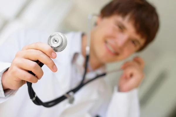 Mladý doktor drží stetoskop — Stock fotografie