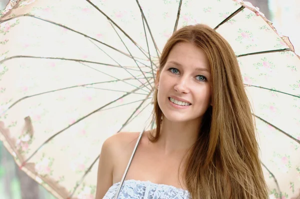 Vacker ung flicka med parasoll — Stockfoto