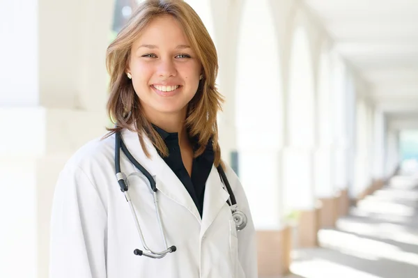 Χαμογελώντας νεαρή γυναίκα γιατρό — Φωτογραφία Αρχείου