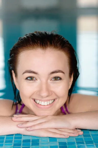 Usmívající se dívka u bazénu — Stock fotografie