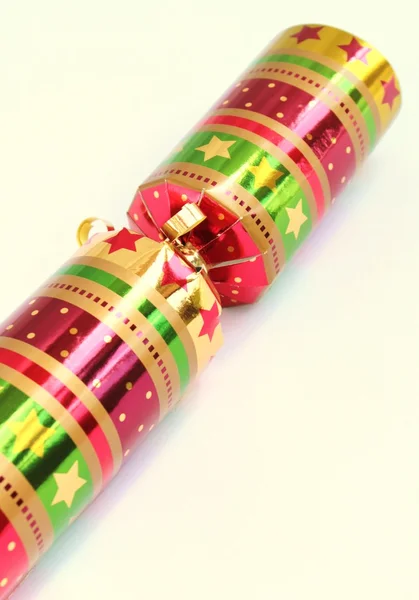 Яркий веселый одиночный рождественский крекер — стоковое фото