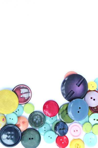 Parlak eğlenceli düğmeleri çerçeve beyaz zemin üzerine dikiş dikey — Stok fotoğraf
