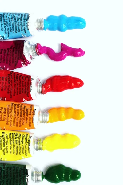 Satırda renkli dikey akrilik boya squirts — Stok fotoğraf