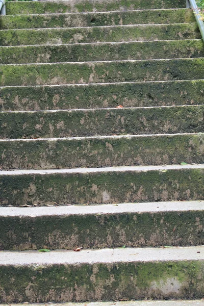 垂直抽象的なコンクリートの階段を閉じる — ストック写真