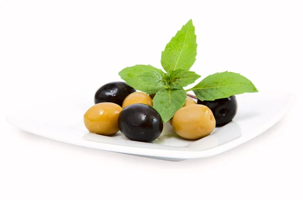 Оливки на белой тарелке — стоковое фото