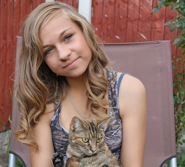 Chica con su gato mascota — Foto de Stock