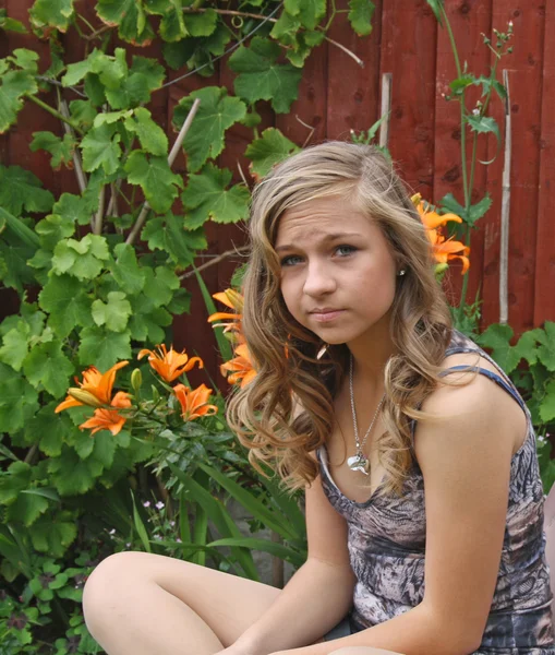 Menina adolescente bonita no jardim — Fotografia de Stock
