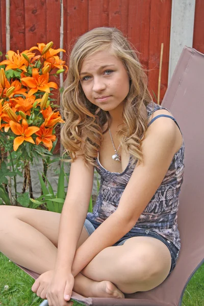 Schöne Teenager-Mädchen im Garten — Stockfoto