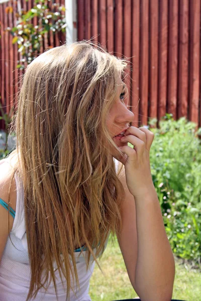 Menina adolescente bonita no jardim estressado — Fotografia de Stock