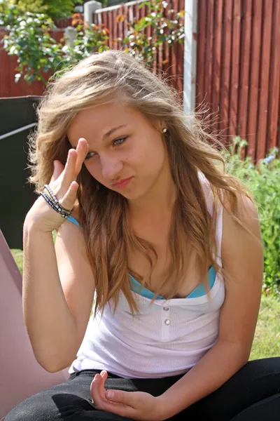 Krásná dospívající dívka v zahradě ve stresu — Stock fotografie