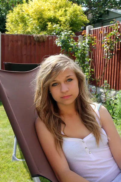 Hermosa adolescente en el jardín — Foto de Stock
